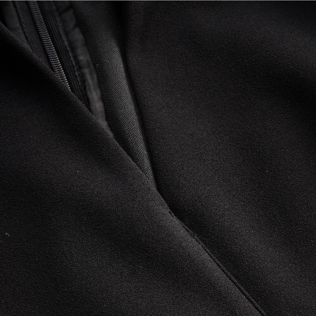 Kate | Εκλεπτυσμένο μαύρο φόρεμα με ζώνη και γιακά μανταρίνι