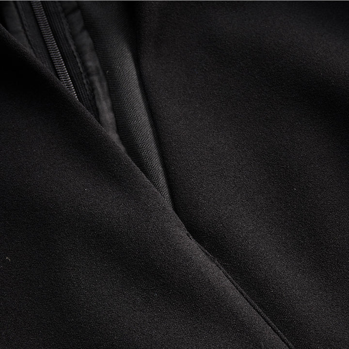 Kate | Εκλεπτυσμένο μαύρο φόρεμα με ζώνη και γιακά μανταρίνι