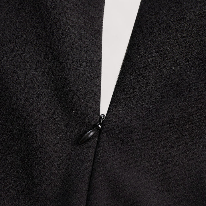 Kate | Εκλεπτυσμένο μαύρο φόρεμα με ζώνη και γιακά μανταρίνι